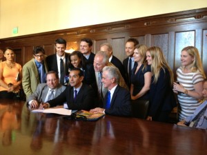 Mayor.Signing.Plastic.Bag.Ban.Leslie.Tamminen