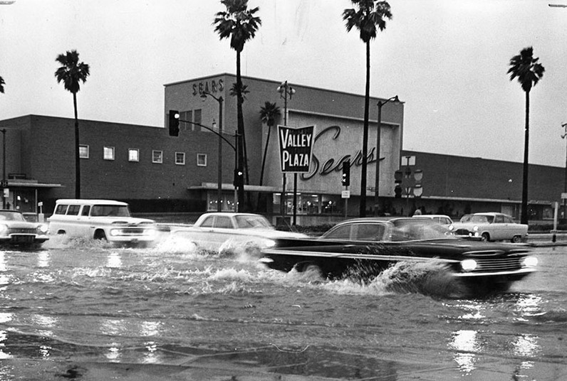 Motorists splash through flooded North Hollywood intersection at Victory and Laurel Canyon Boulevard, 1962